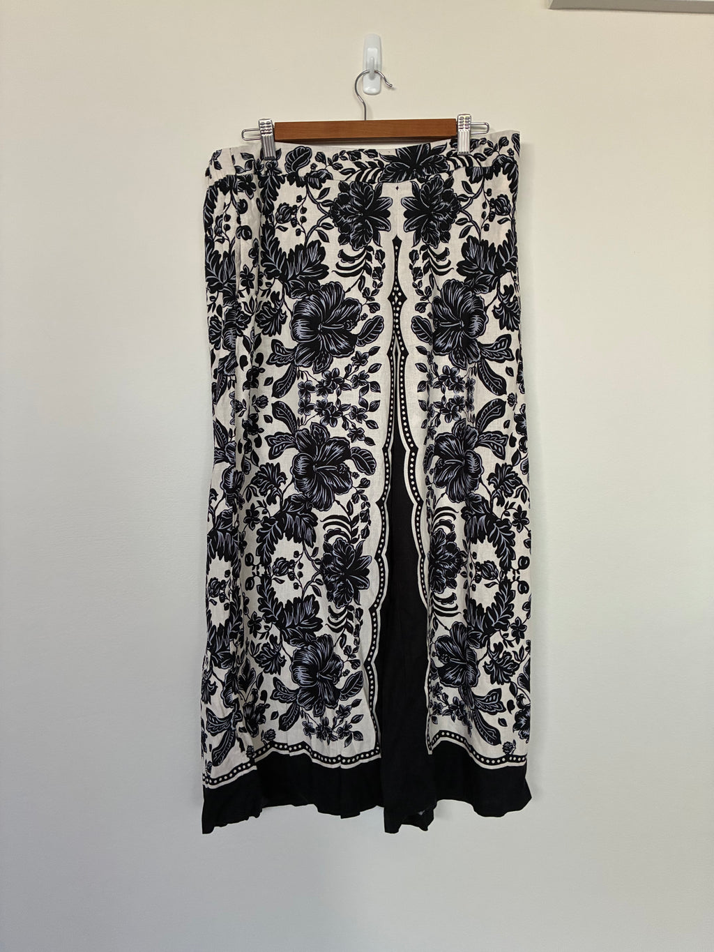 Sussan Linen-Blend Straight 3/4 Length Pants