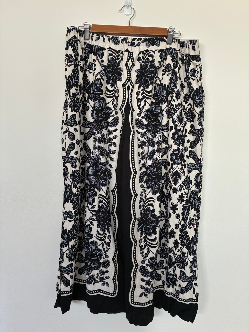 Sussan Linen-Blend Straight 3/4 Length Pants