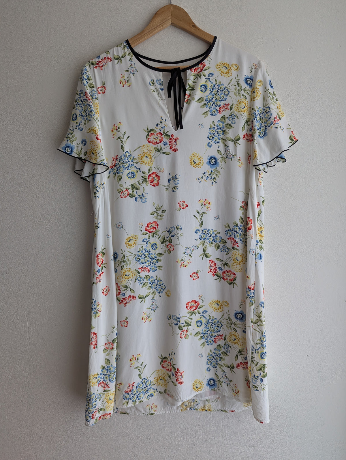 Cue In The City Floral Shift Dress