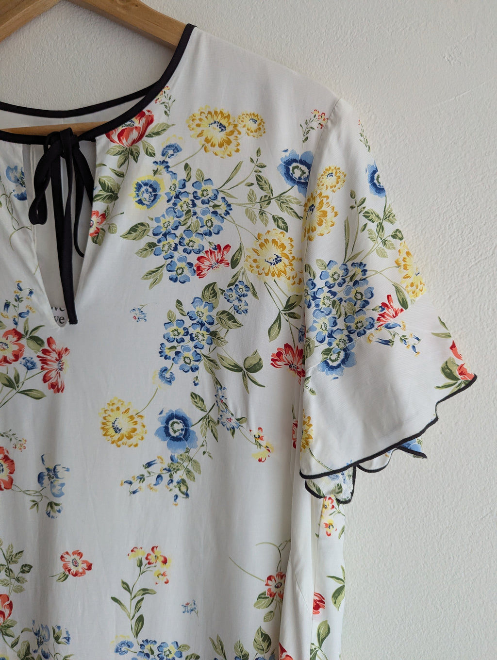 Cue In The City Floral Shift Dress