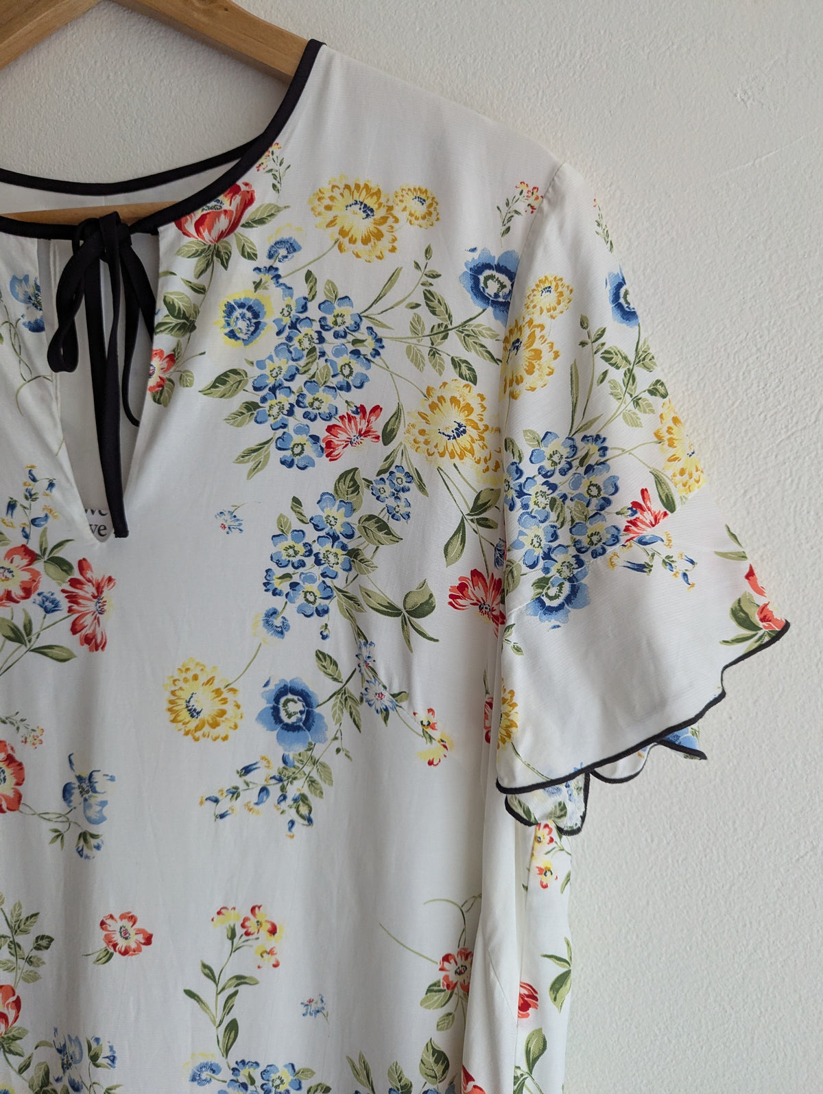 Cue In The City Floral Shift Dress