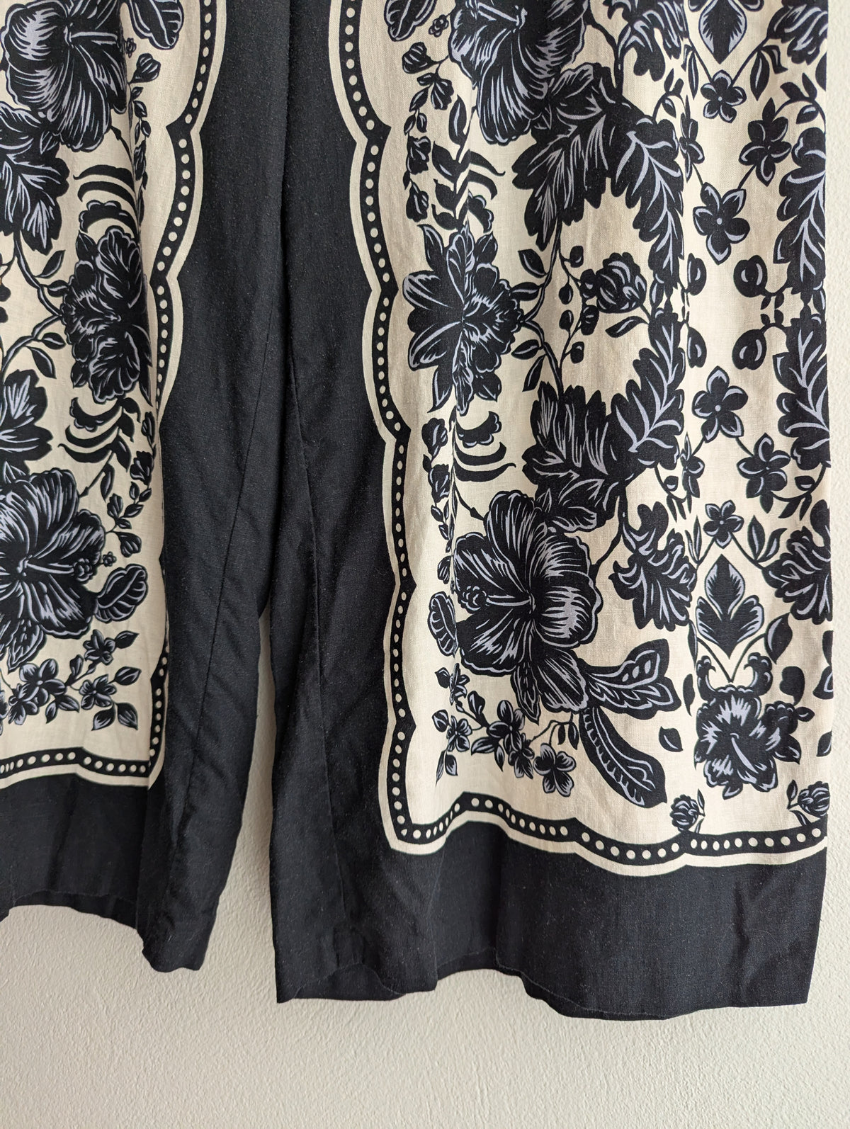 Sussan Linen-Blend Straight 3/4 Length Pants