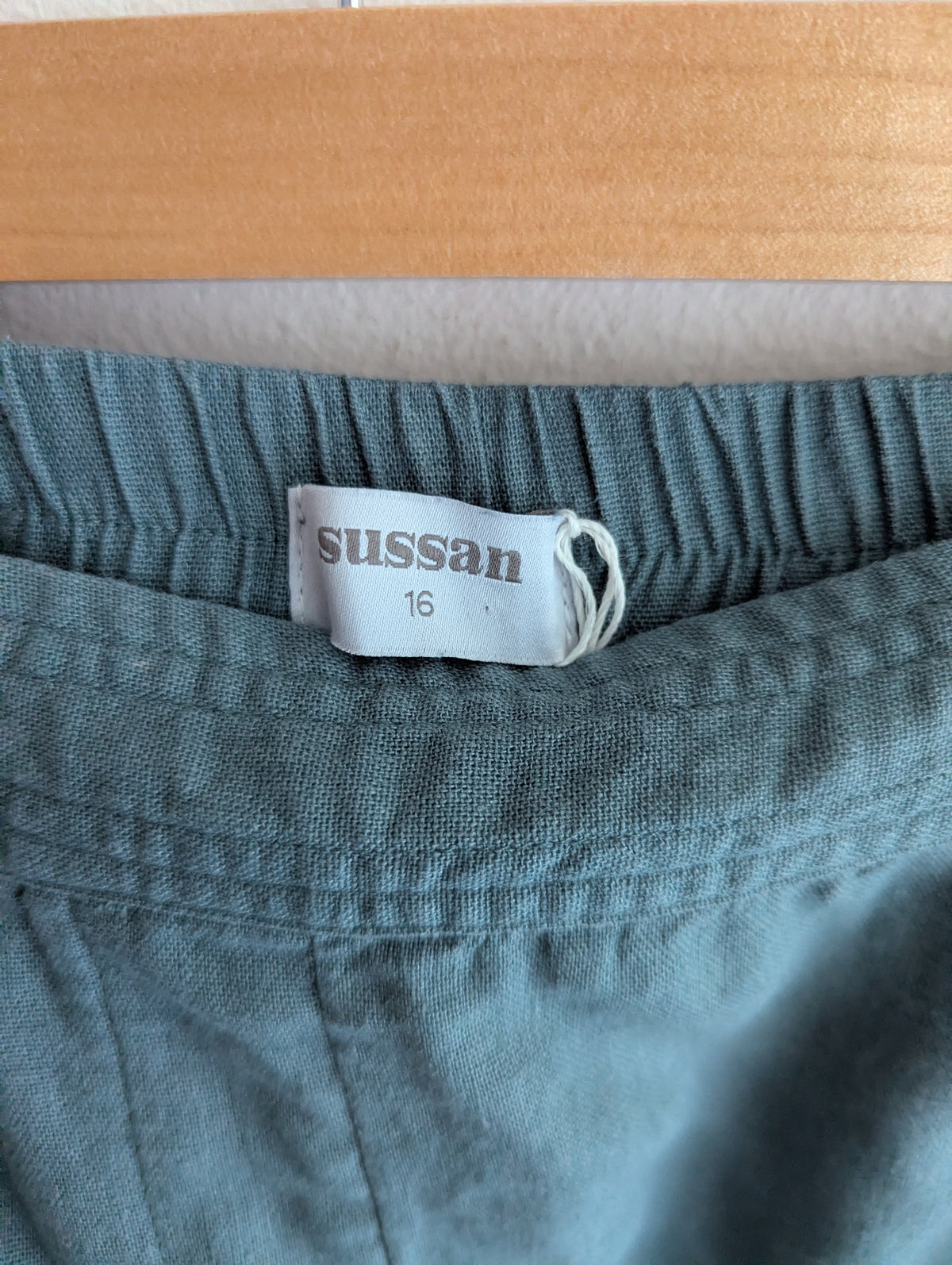 Sussan Linen-Blend Crop Pull-on Pant