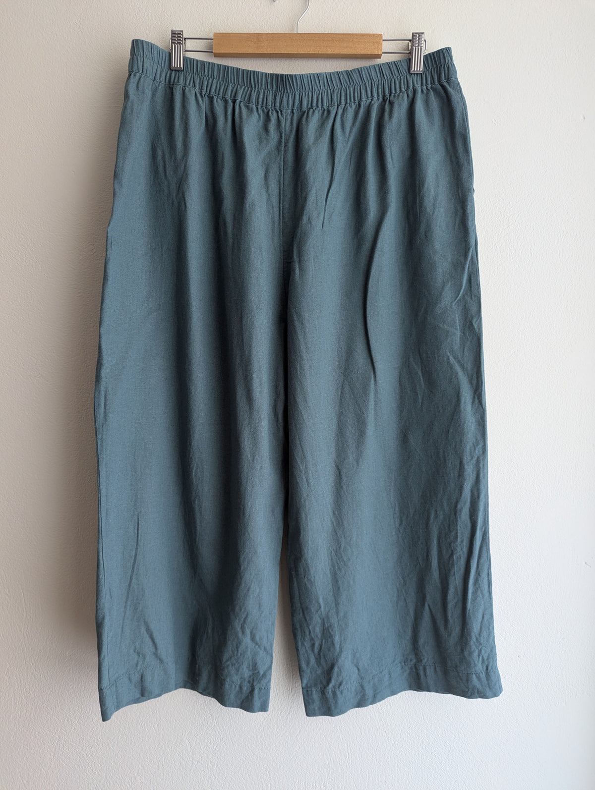 Sussan Linen-Blend Crop Pull-on Pant
