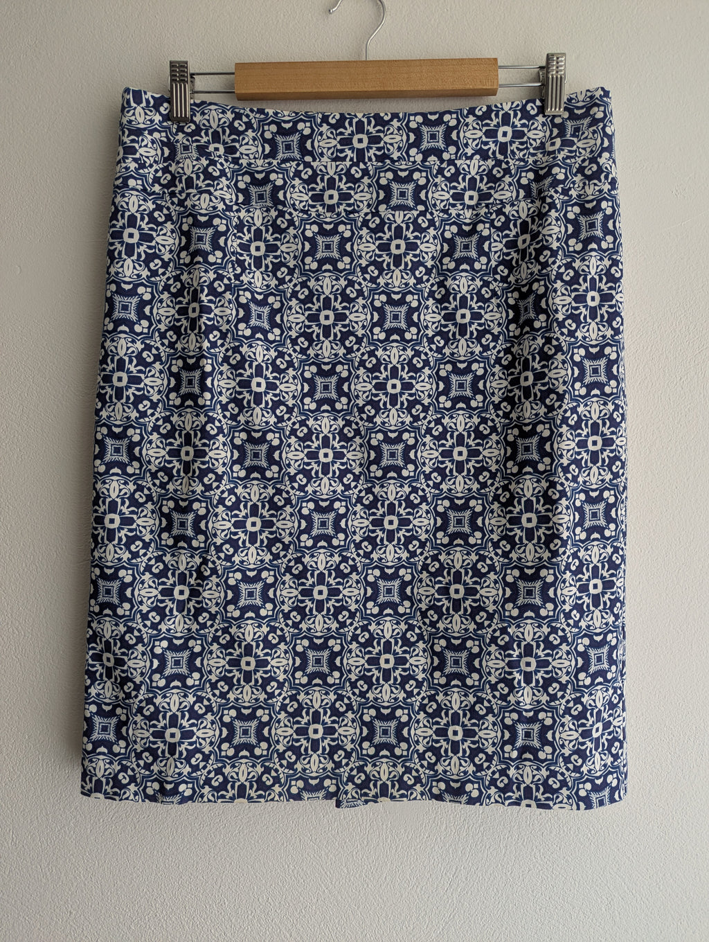 Jacqui e Blue and White Geometric Print Skirt