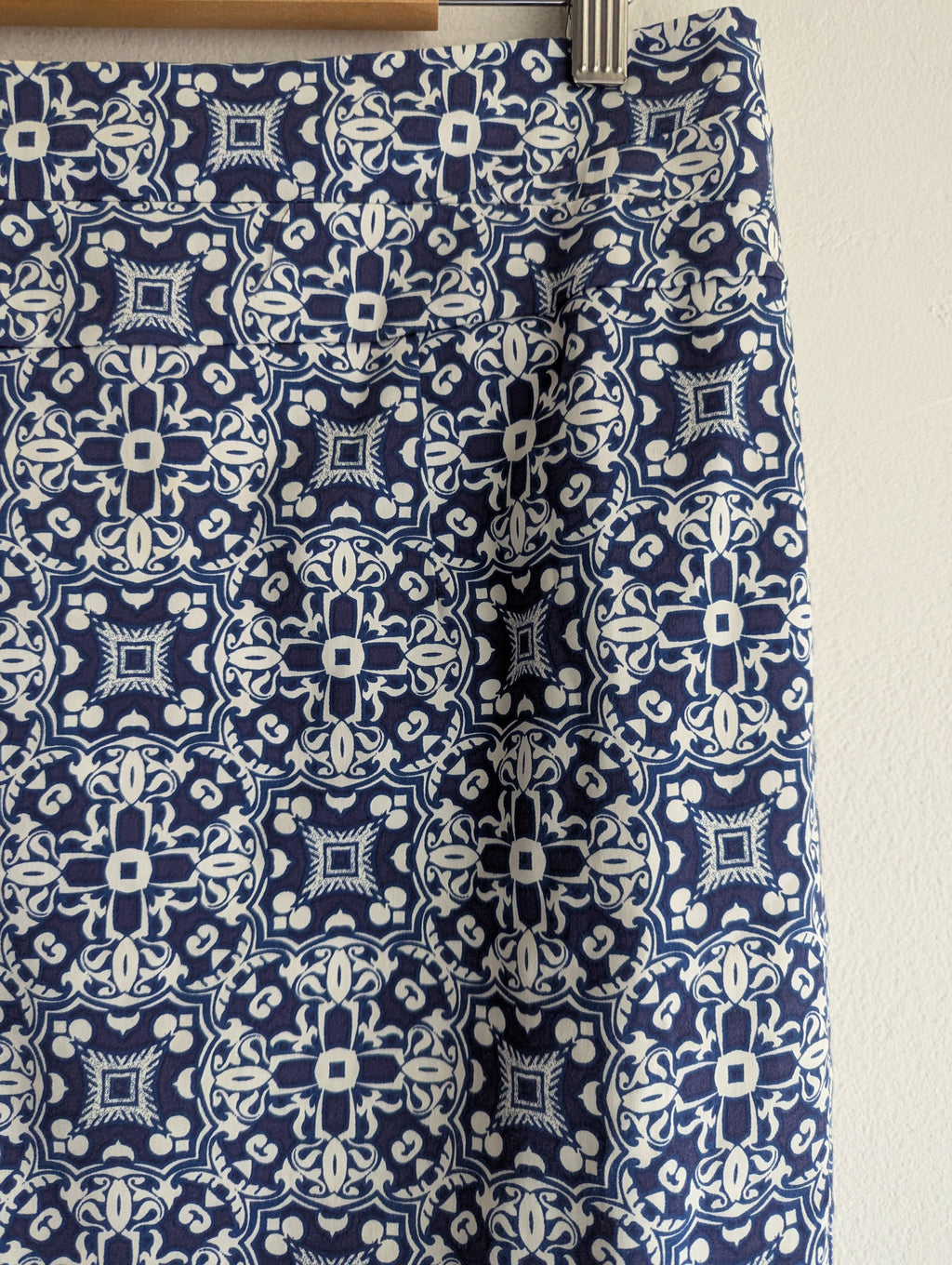 Jacqui e Blue and White Geometric Print Skirt