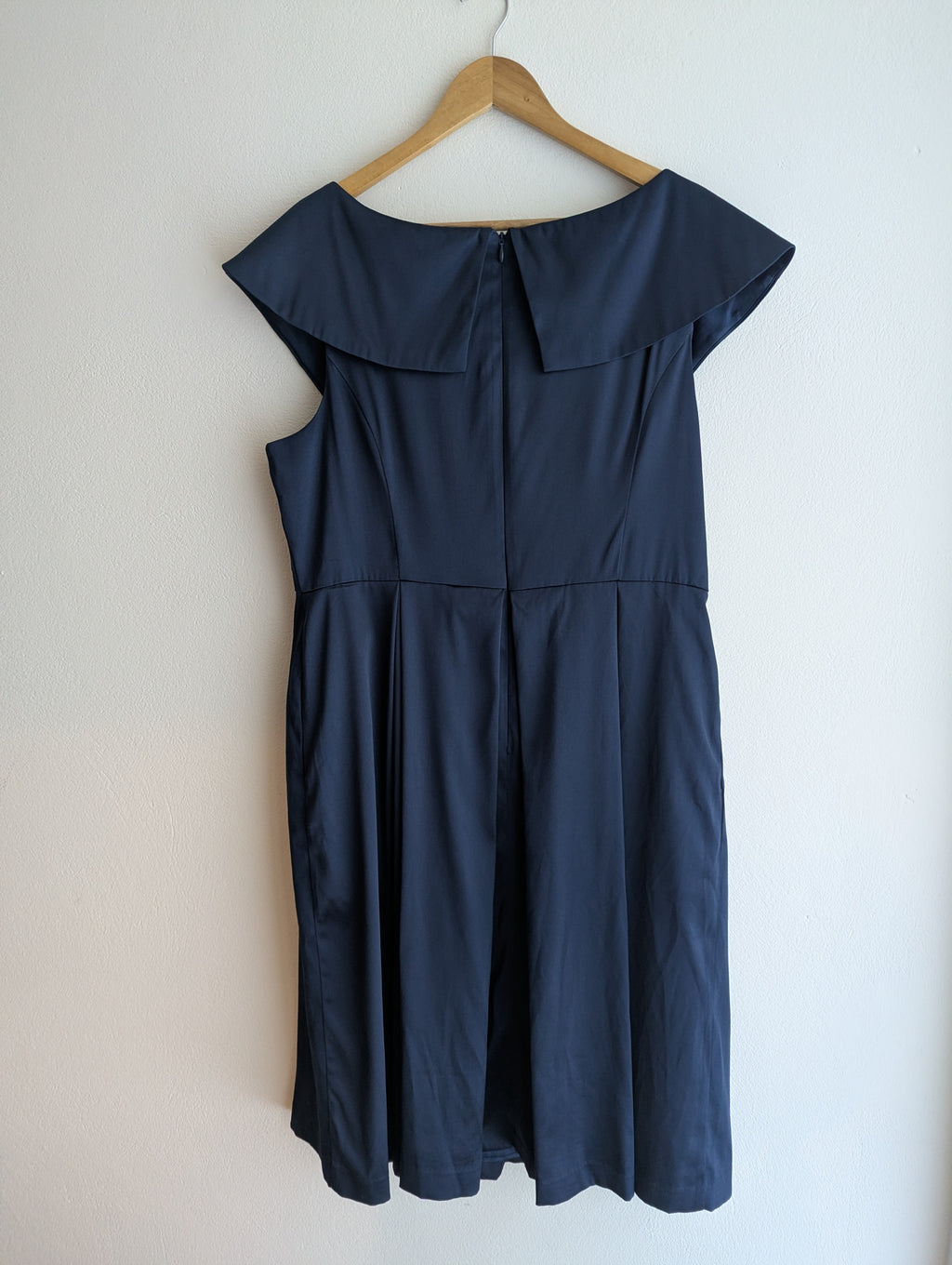 Review Satin Dress