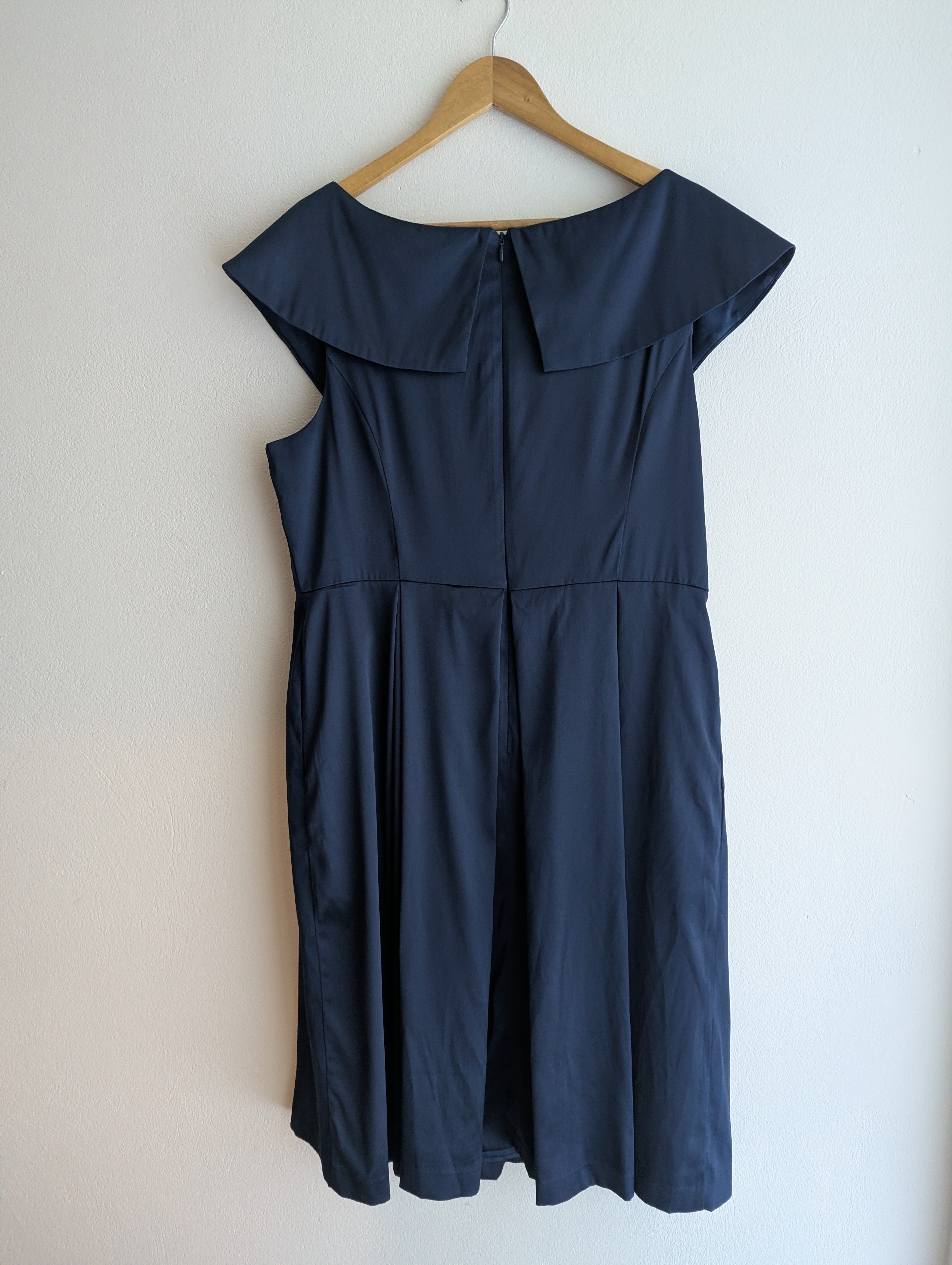 Review Satin Dress