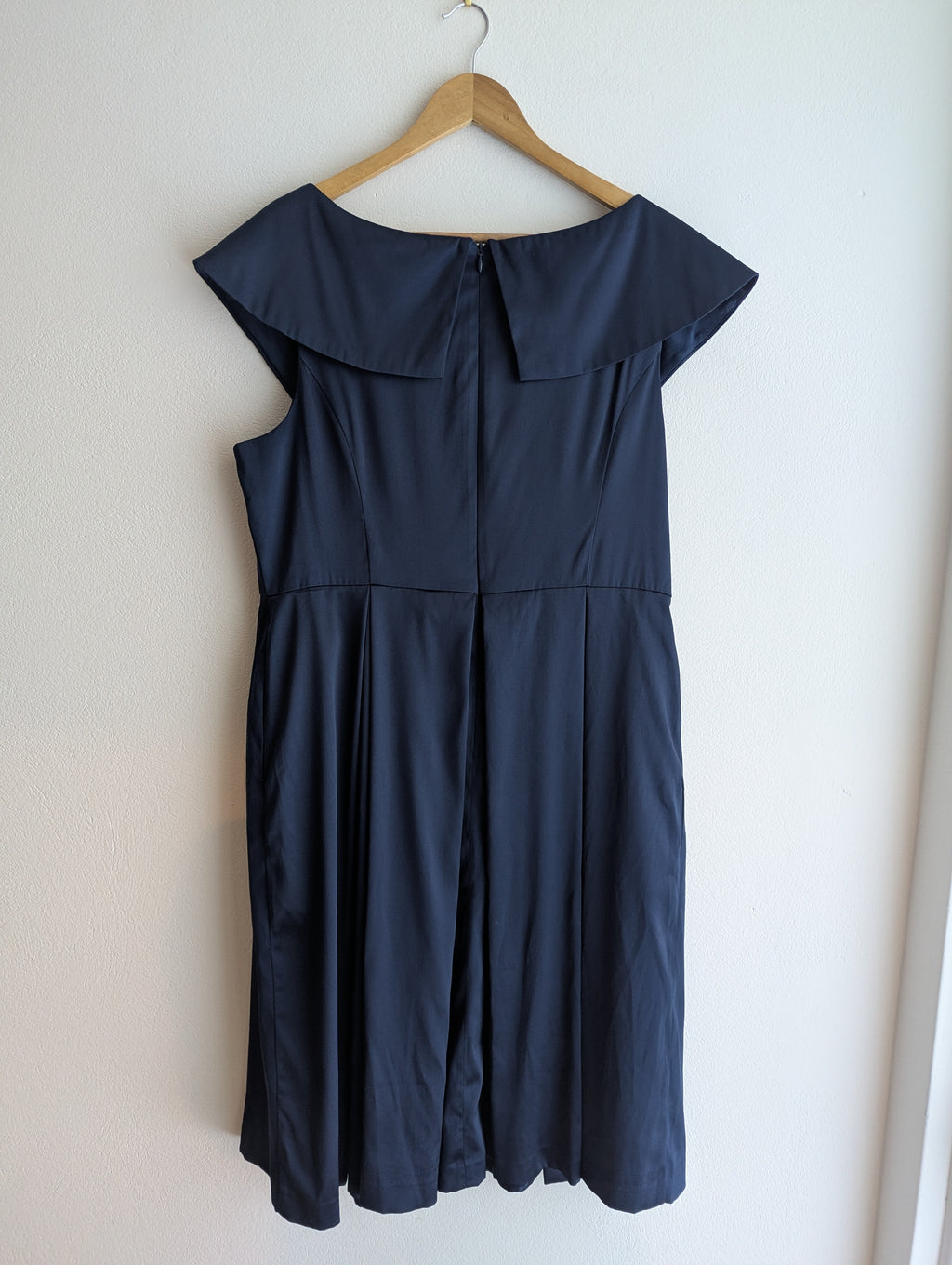Review Satin Dress